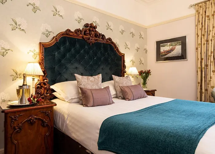 Ees Wyke Country house